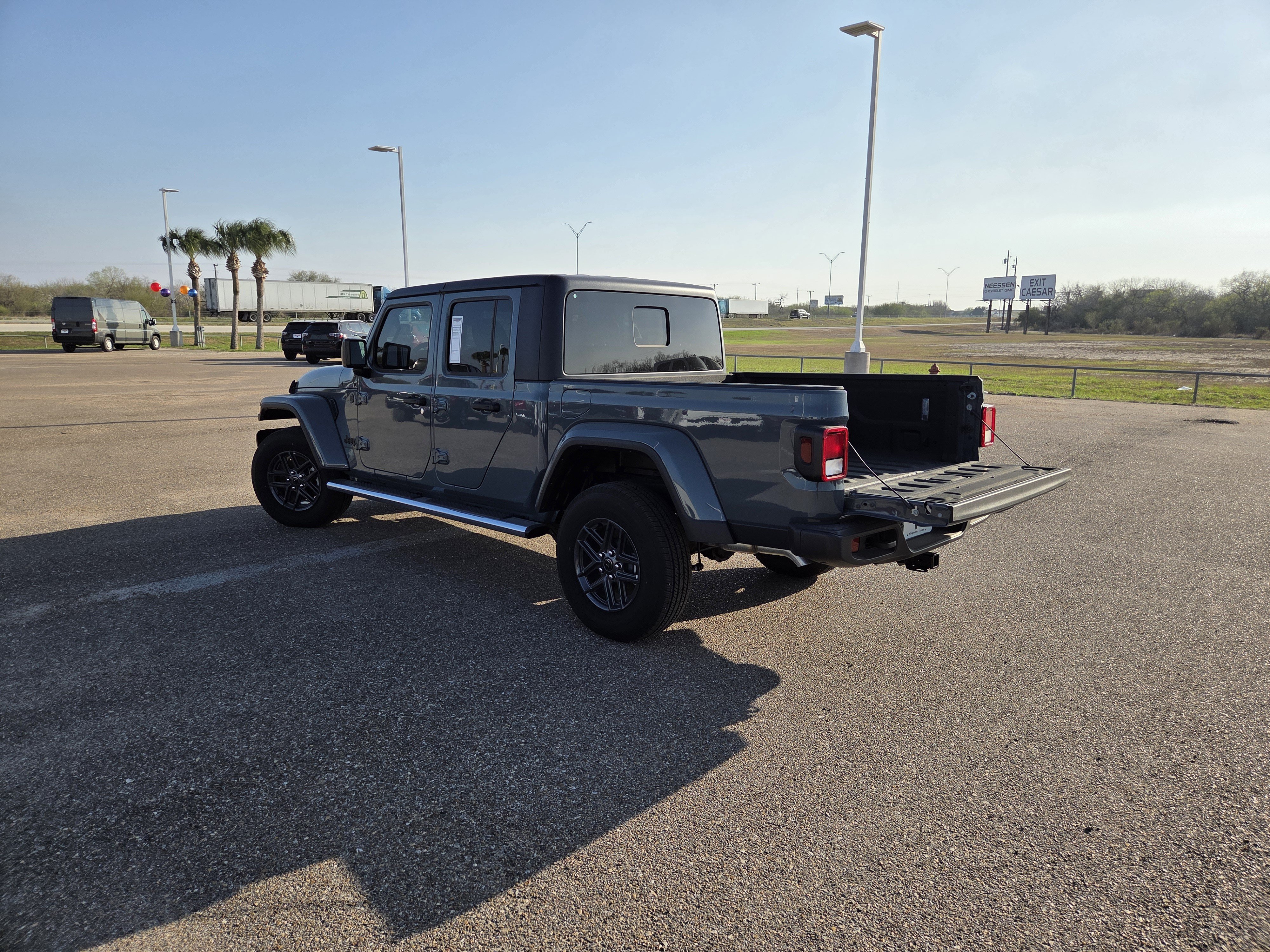 Used 2025 Jeep Gladiator Sport AWD/4WD image 23