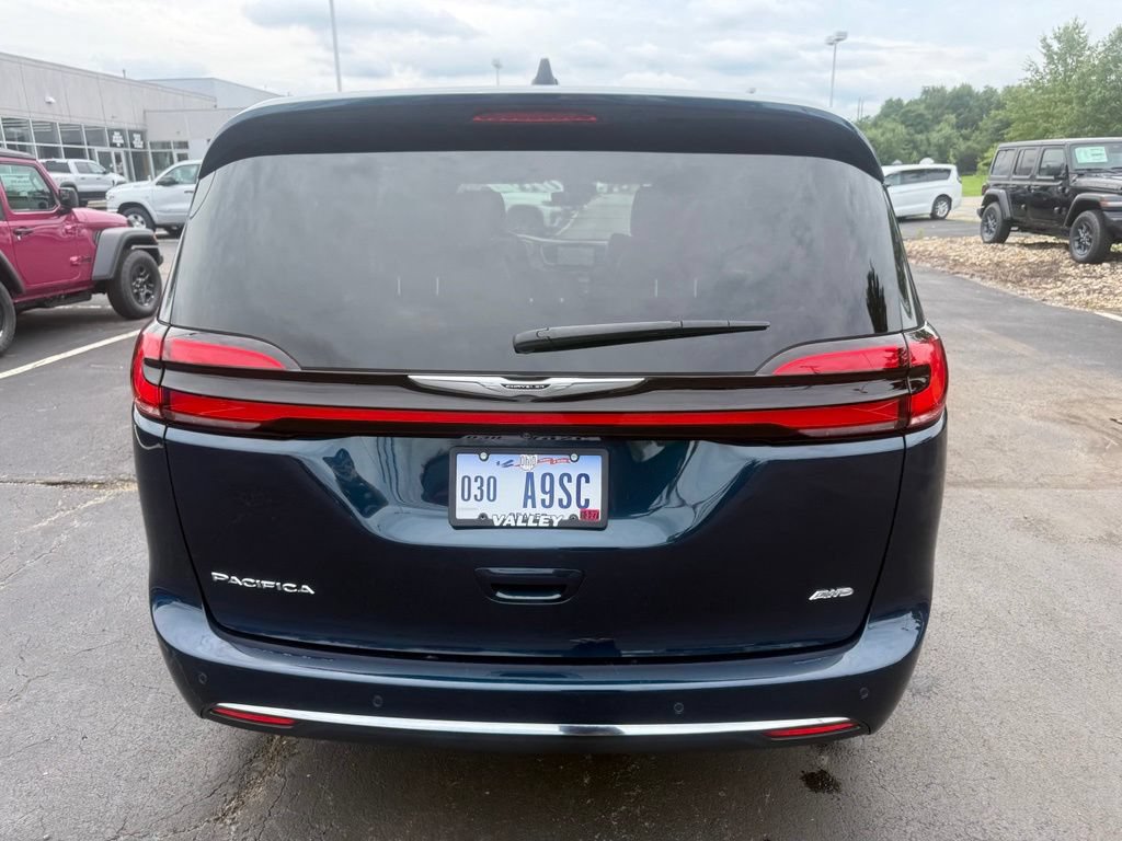 Used 2025 Chrysler Pacifica Select w/ Uconnect Theater Family Group AWD/4WD image 5