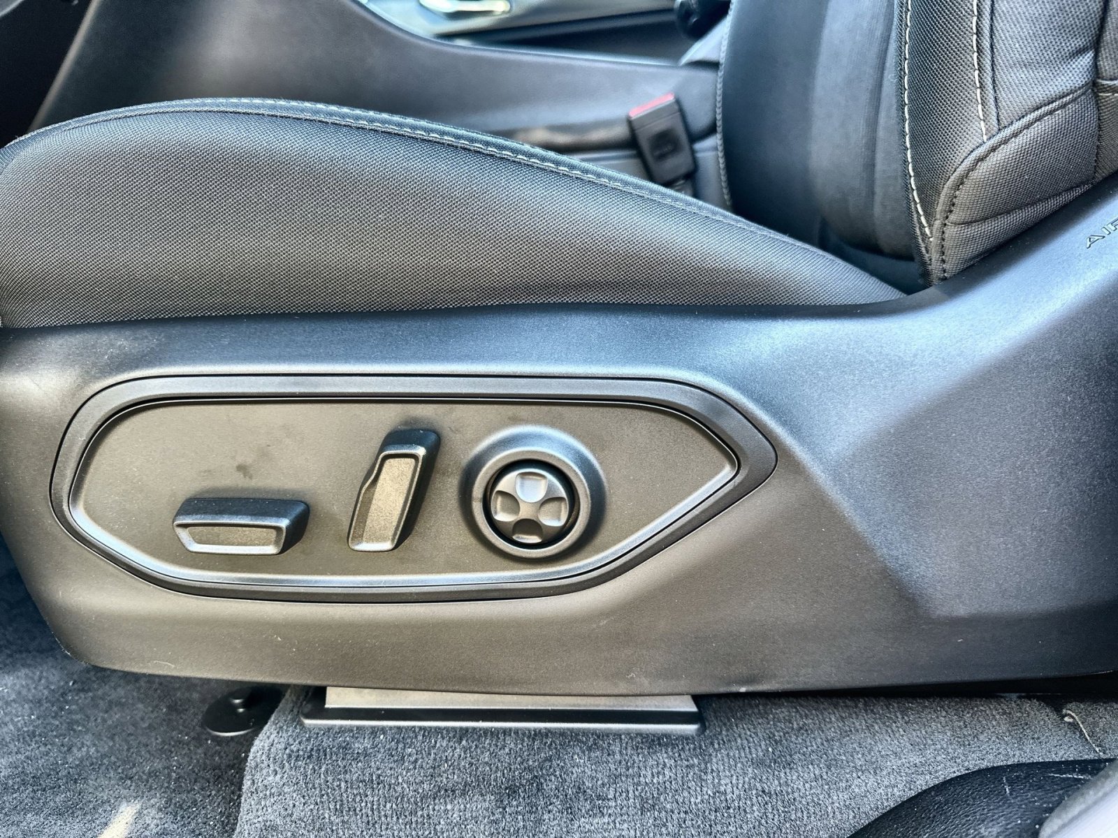 New 2025 Jeep Grand Cherokee Laredo X w/ Luxury Tech Group I image 14