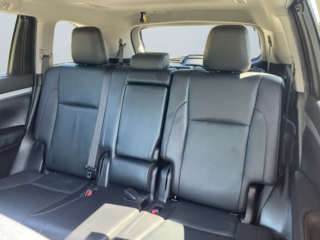 Used 2019 Toyota Highlander XLE AWD/4WD image 14