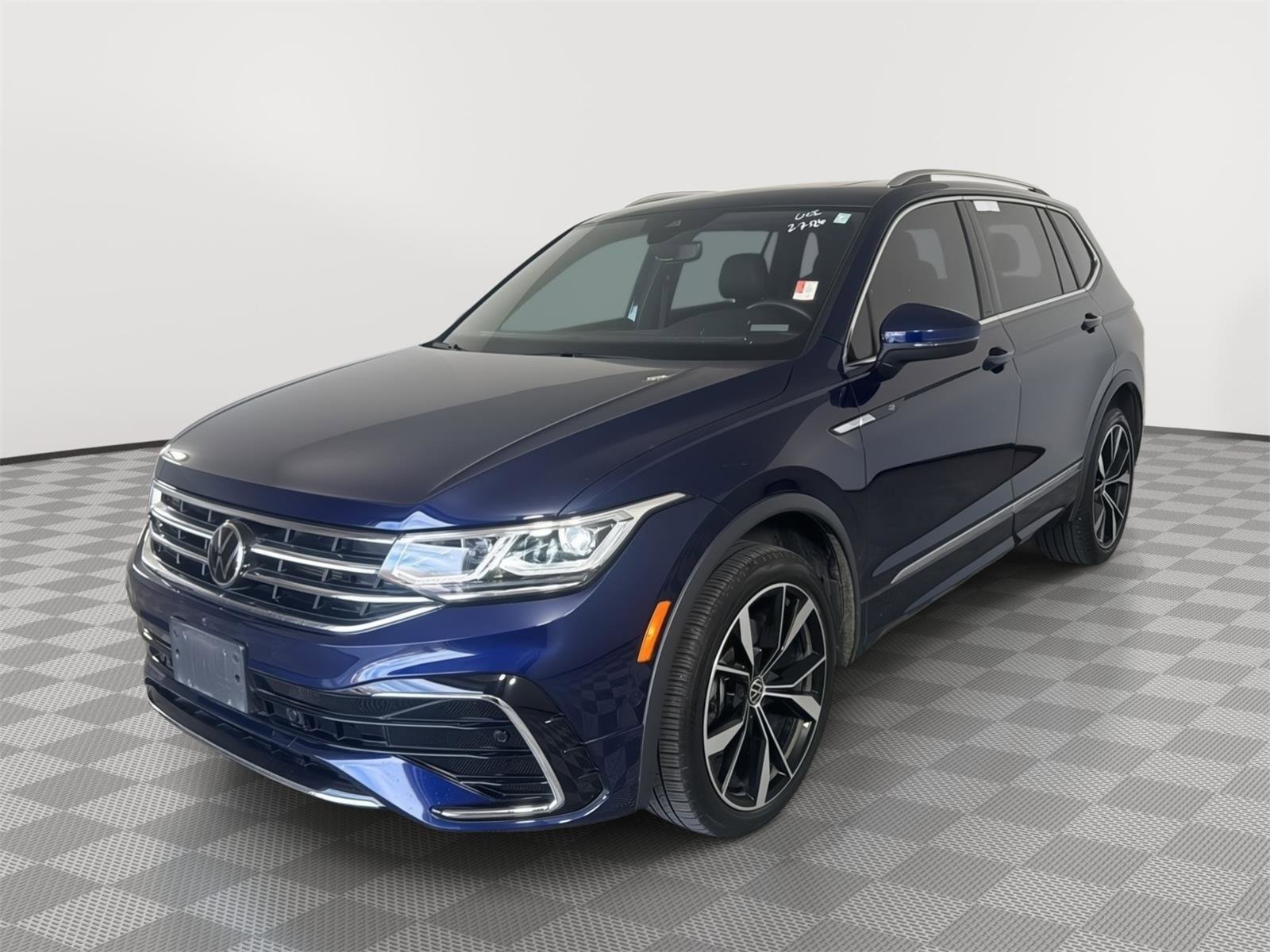 Used 2023 Volkswagen Tiguan SEL R-Line image 3