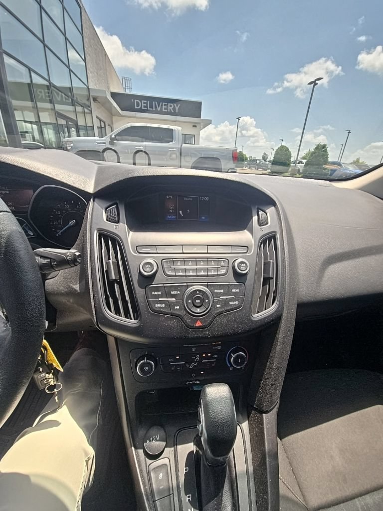 Used 2018 Ford Focus SE w/ Cold Weather Package FWD image 9