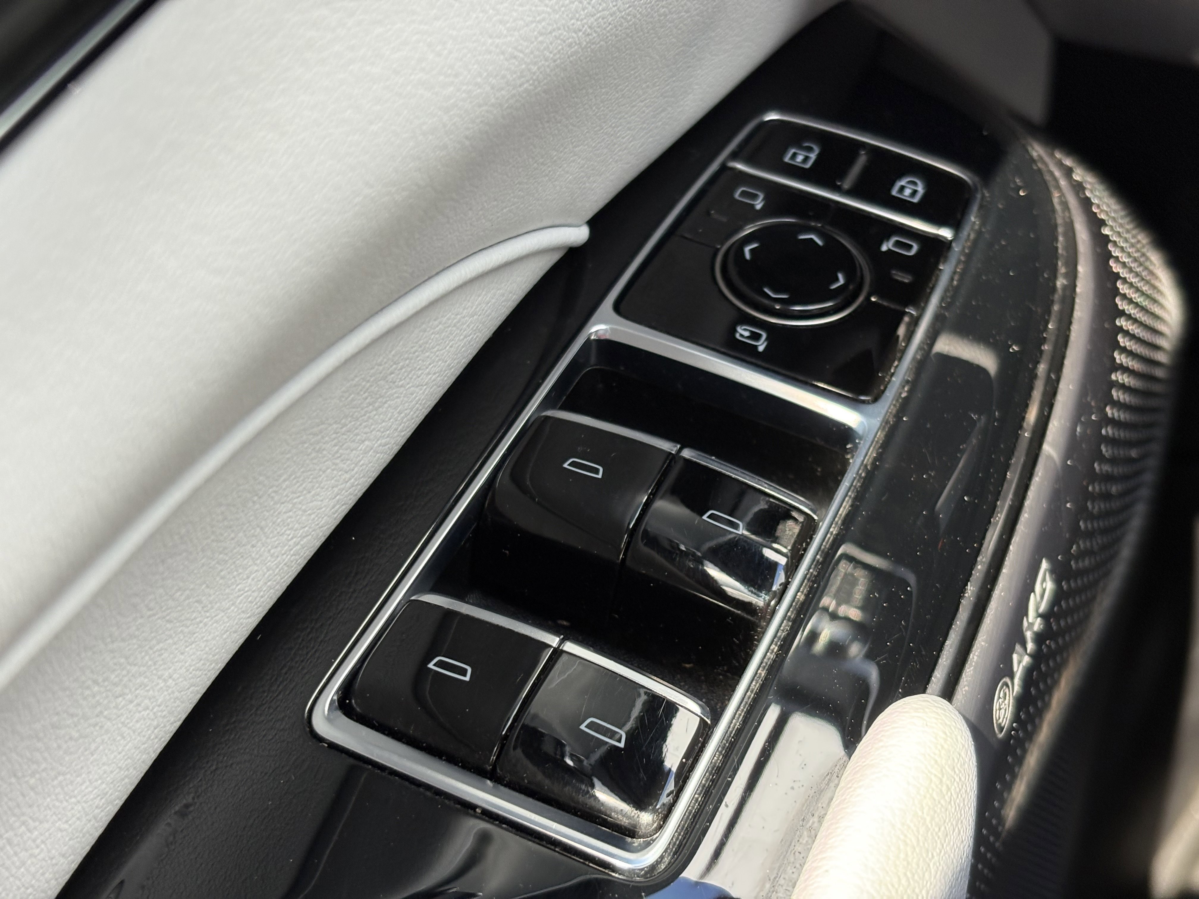 Certified 2024 Cadillac Lyriq Luxury AWD/4WD image 33