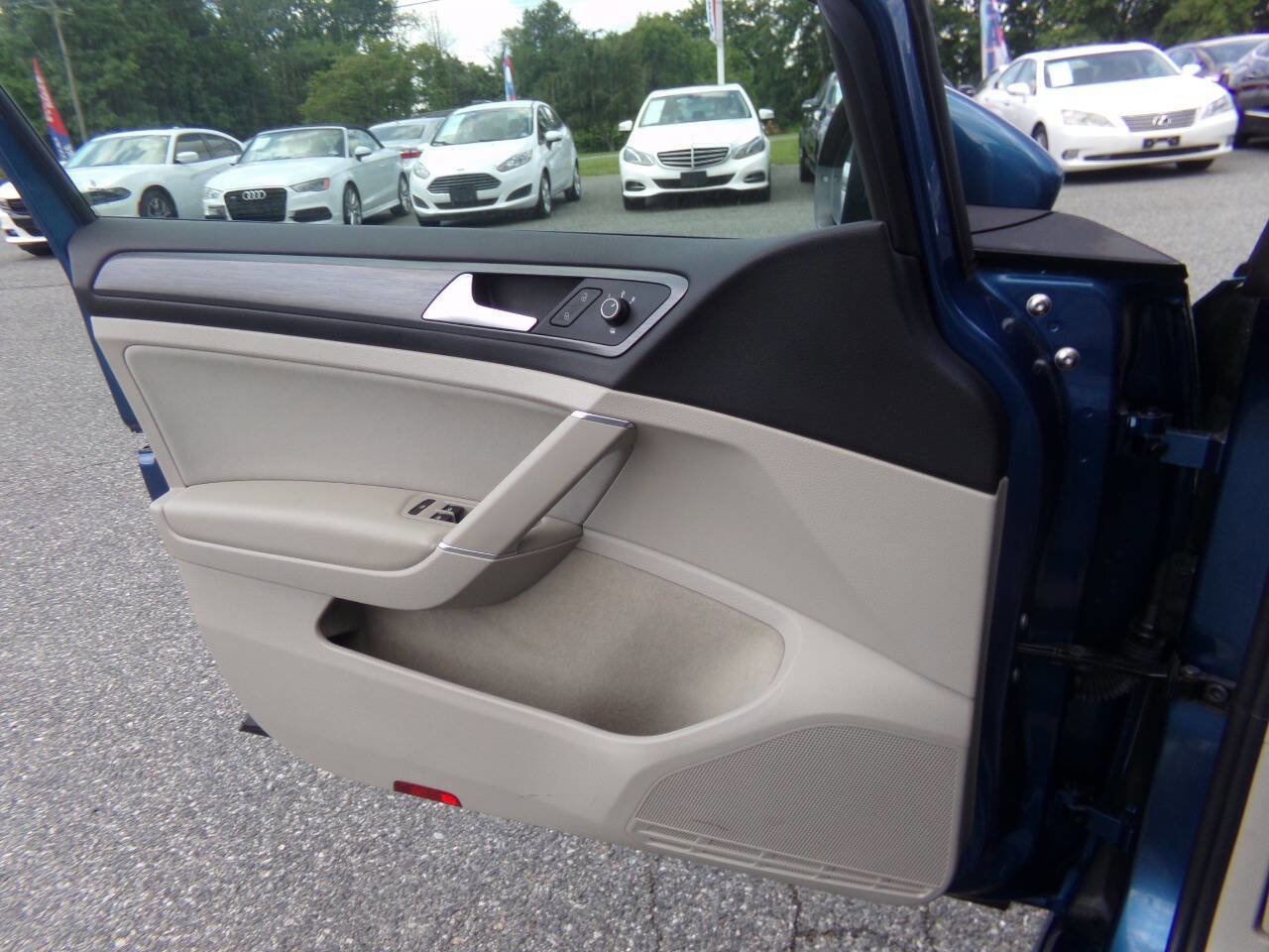 Used 2018 Volkswagen Golf S image 36