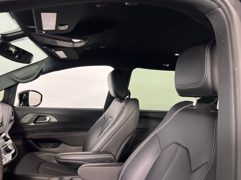 Used 2025 Chrysler Pacifica Select image 25