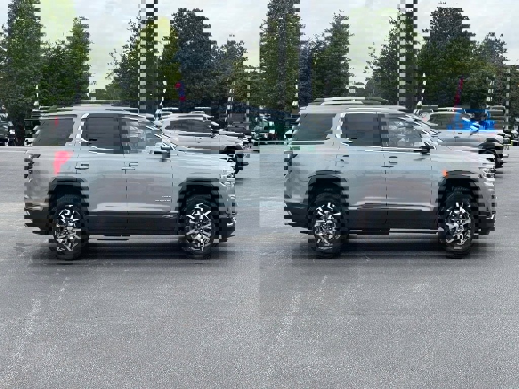 Used 2023 GMC Acadia SLE w/ Driver Convenience Package image 2