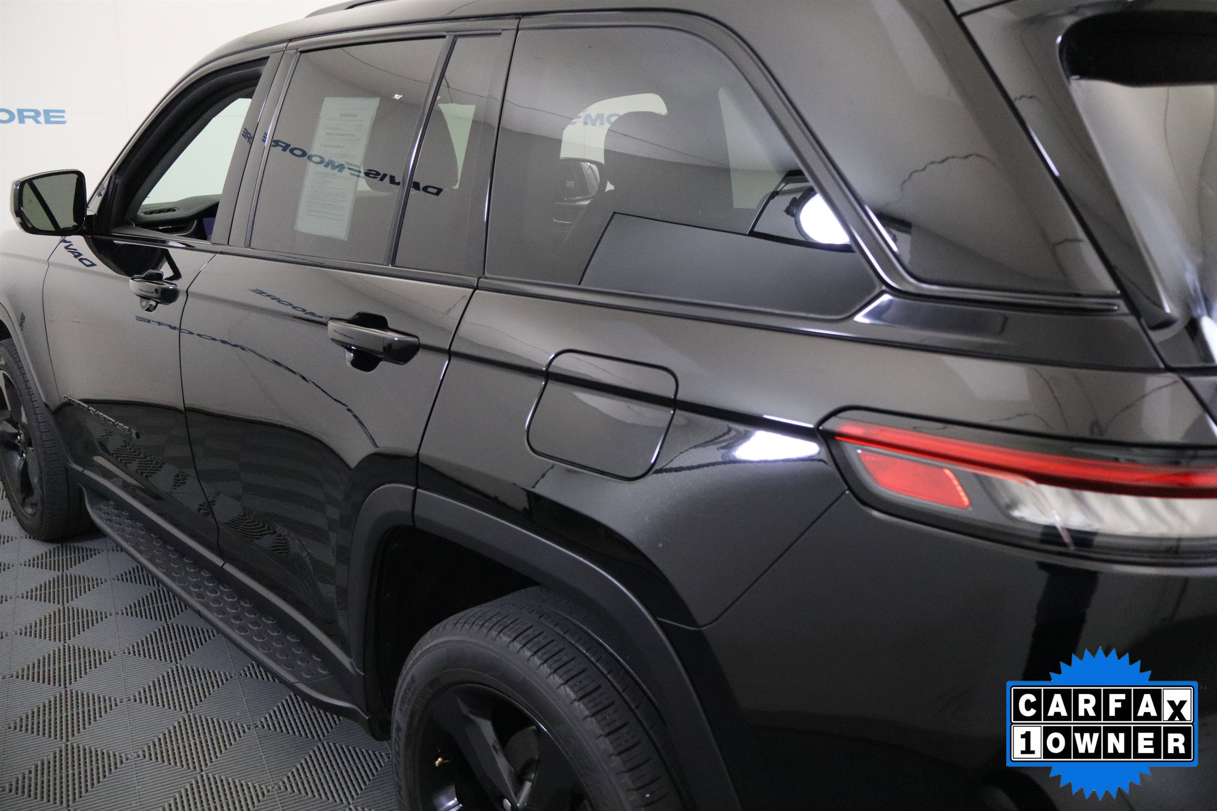 Used 2023 Jeep Grand Cherokee Limited w/ Black Appearance Package AWD/4WD image 11