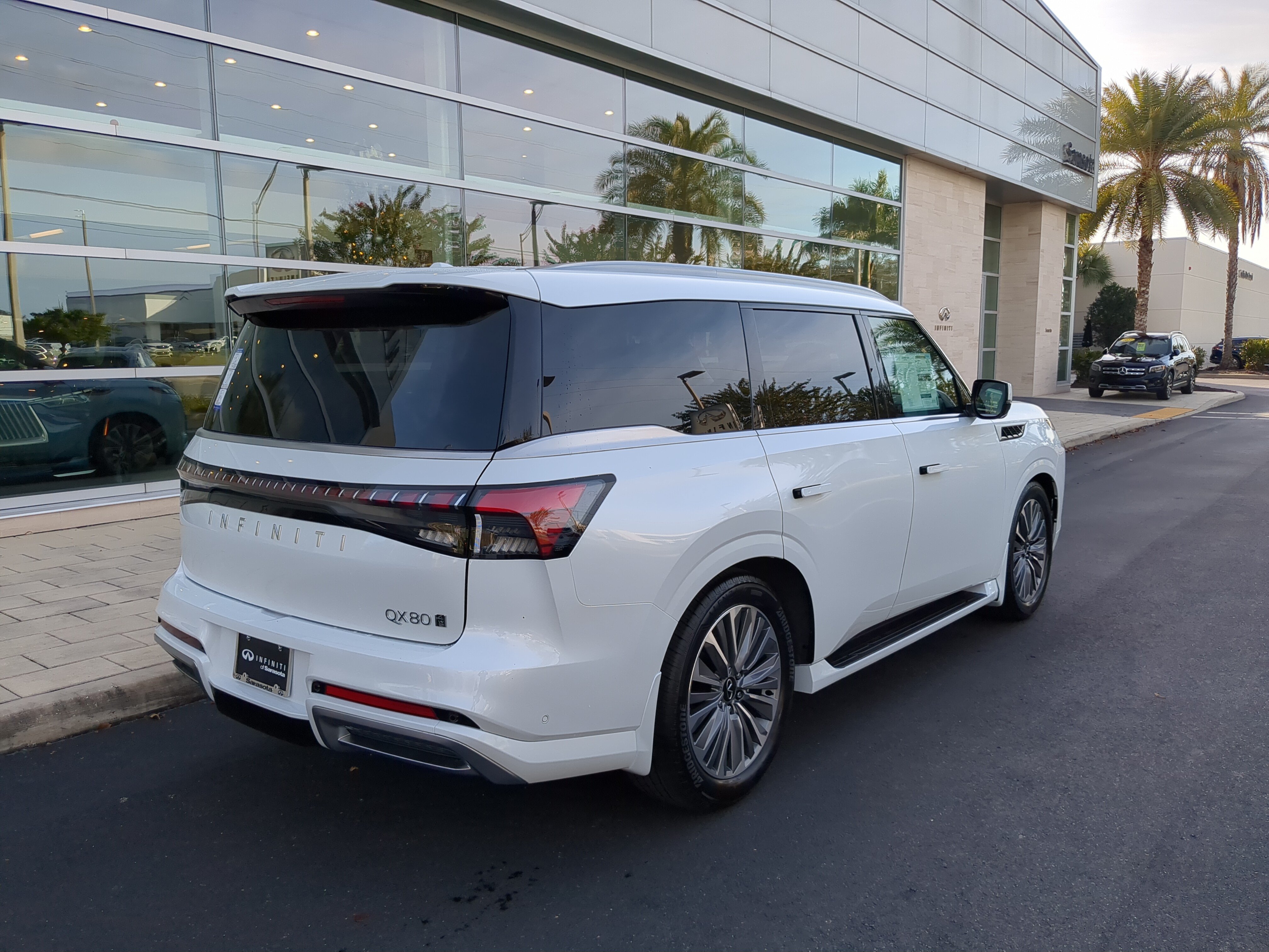 New 2026 INFINITI QX80 Luxe w/ Cargo Package AWD/4WD image 4