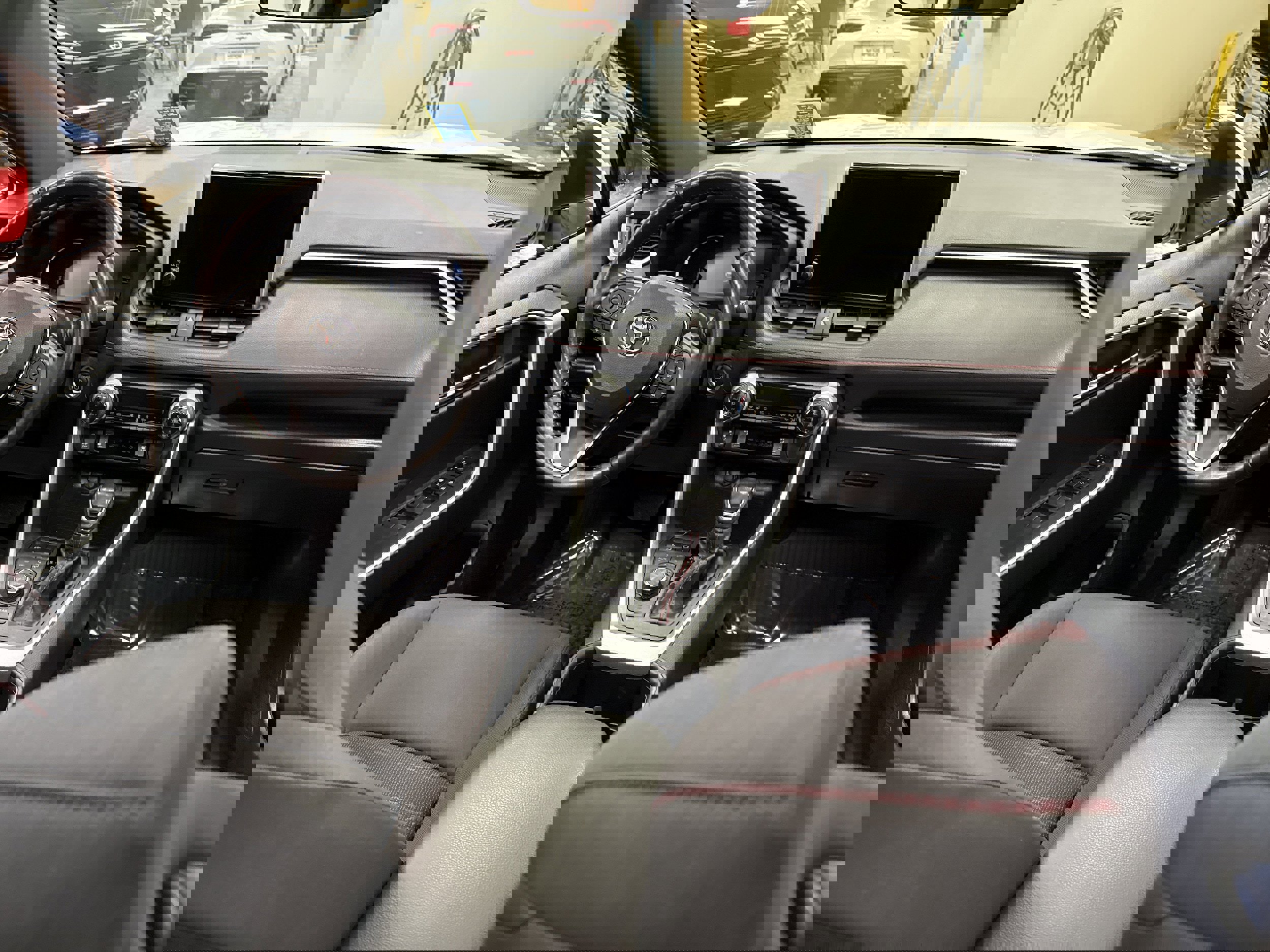 Used 2023 Toyota RAV4 SE w/ Weather & Moonroof Package image 21