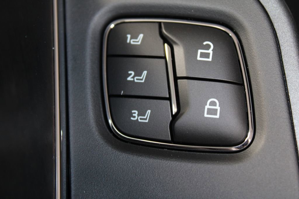 New 2026 Ford F250 Lariat w/ Black Appearance Package image 38