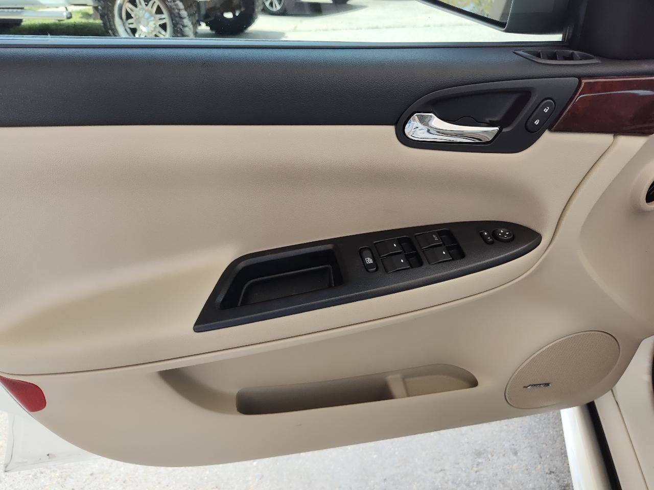 Used 2009 Chevrolet Impala LT w/ Luxury Edition Package FWD image 14