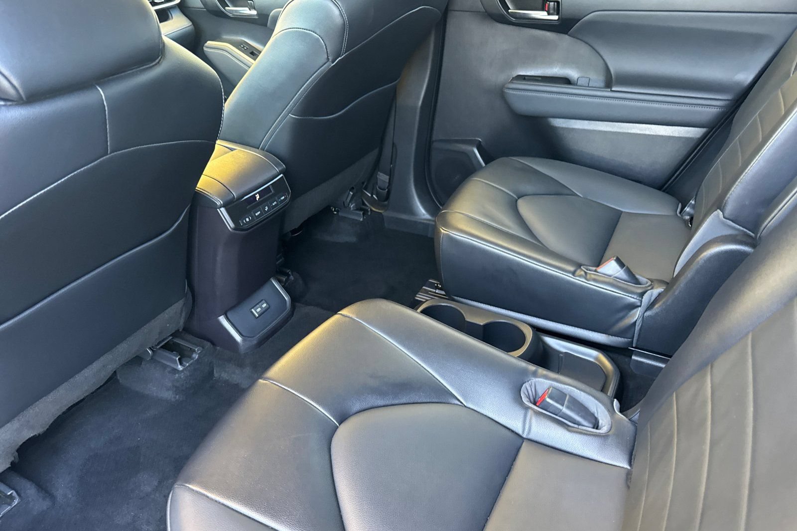 Used 2022 Toyota Highlander XLE FWD image 14