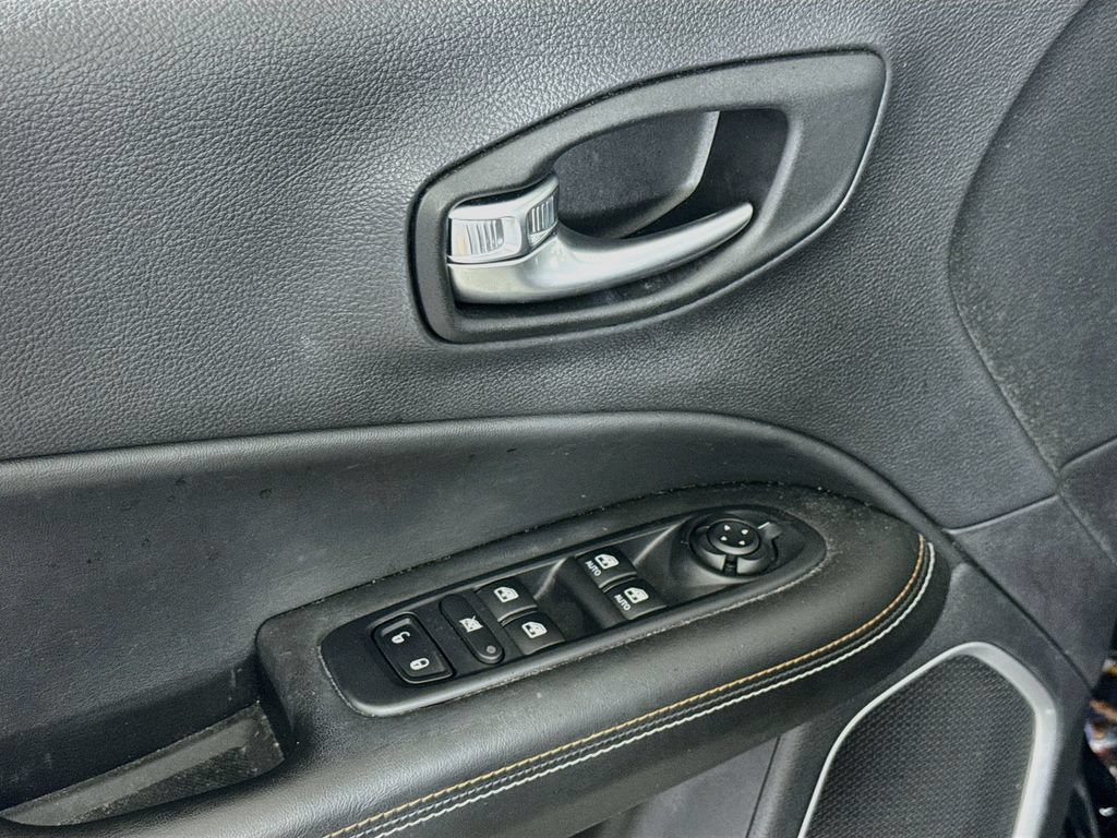 Used 2018 Jeep Compass Latitude w/ Popular Equipment Group AWD/4WD image 17