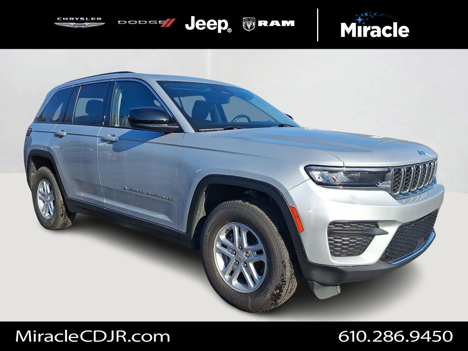 Used 2023 Jeep Grand Cherokee Laredo image 1