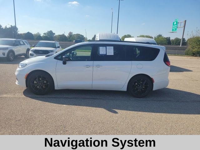 Used 2025 Chrysler Pacifica Limited image 3