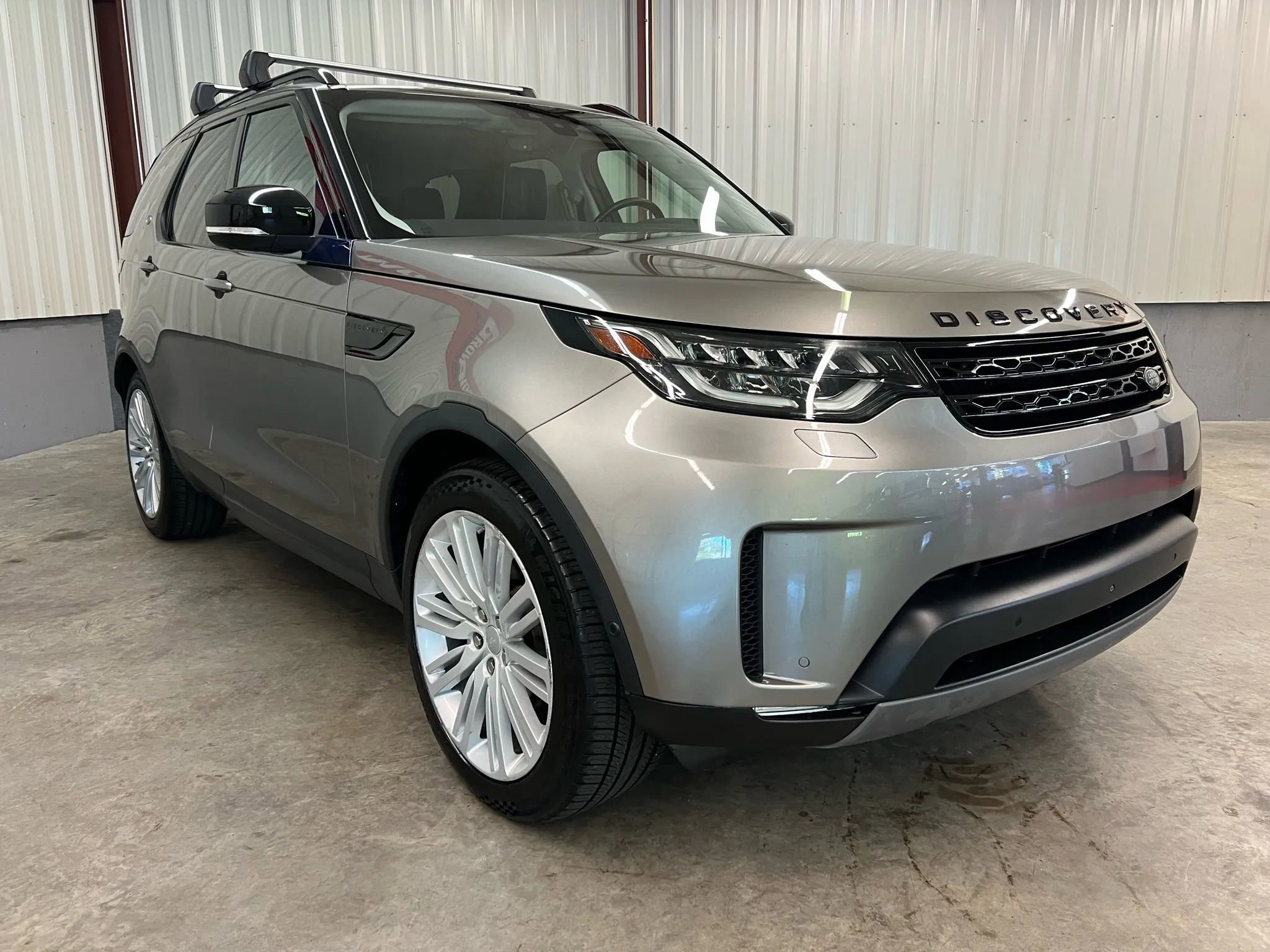 Used 2017 Land Rover Discovery First Edition image 9