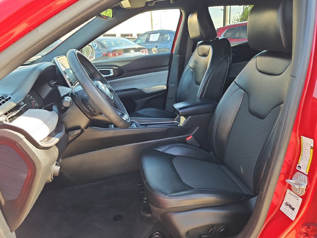 Used 2025 Jeep Compass Latitude w/ Sun & Sound Group AWD/4WD image 25