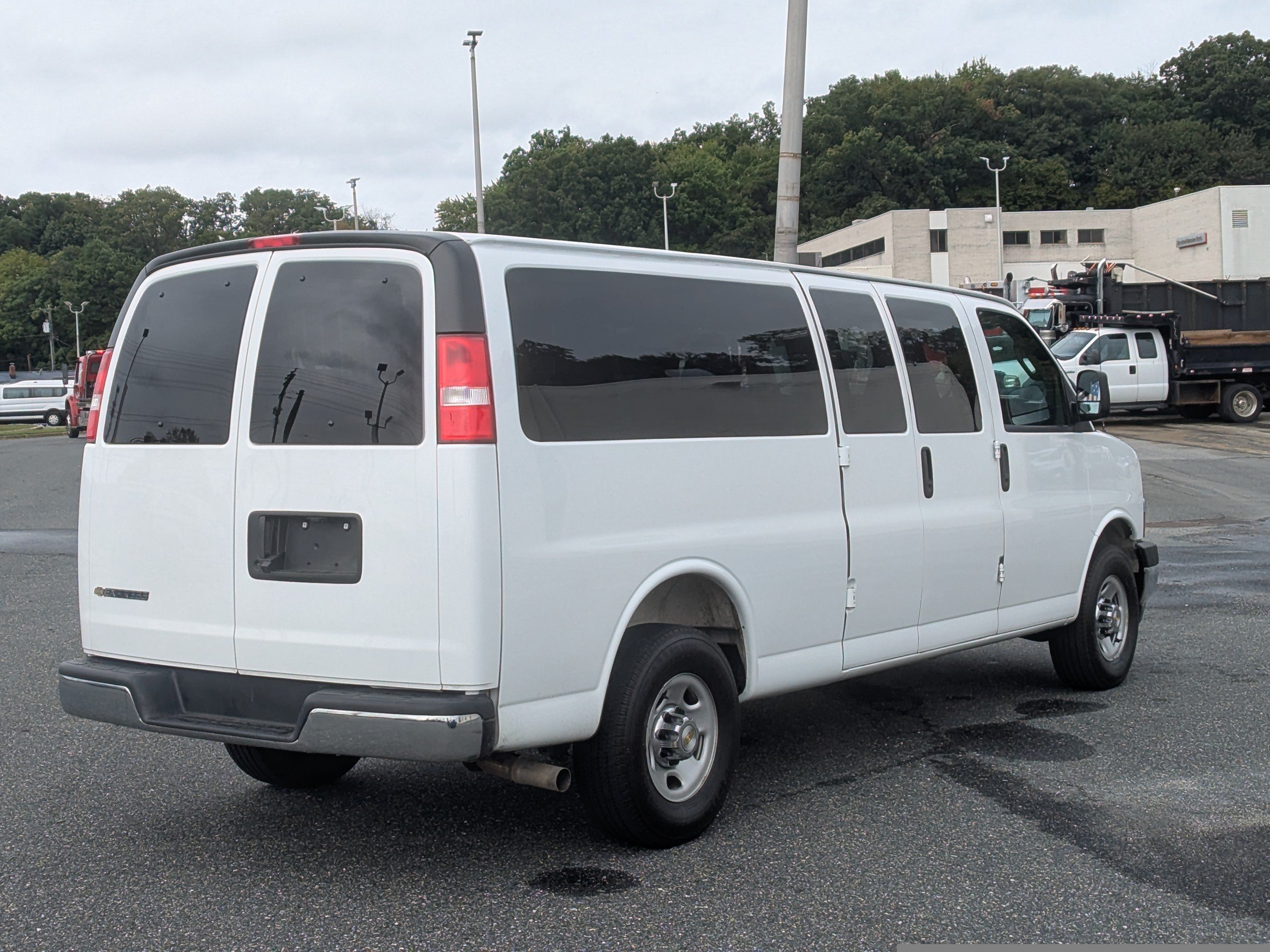 Used 2025 Chevrolet Express 3500 LT w/ LT Preferred Equipment Group RWD image 9