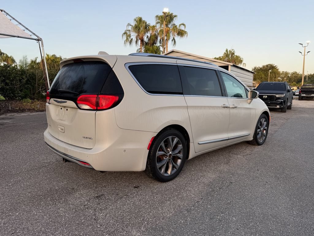 Used 2017 Chrysler Pacifica Limited FWD image 5
