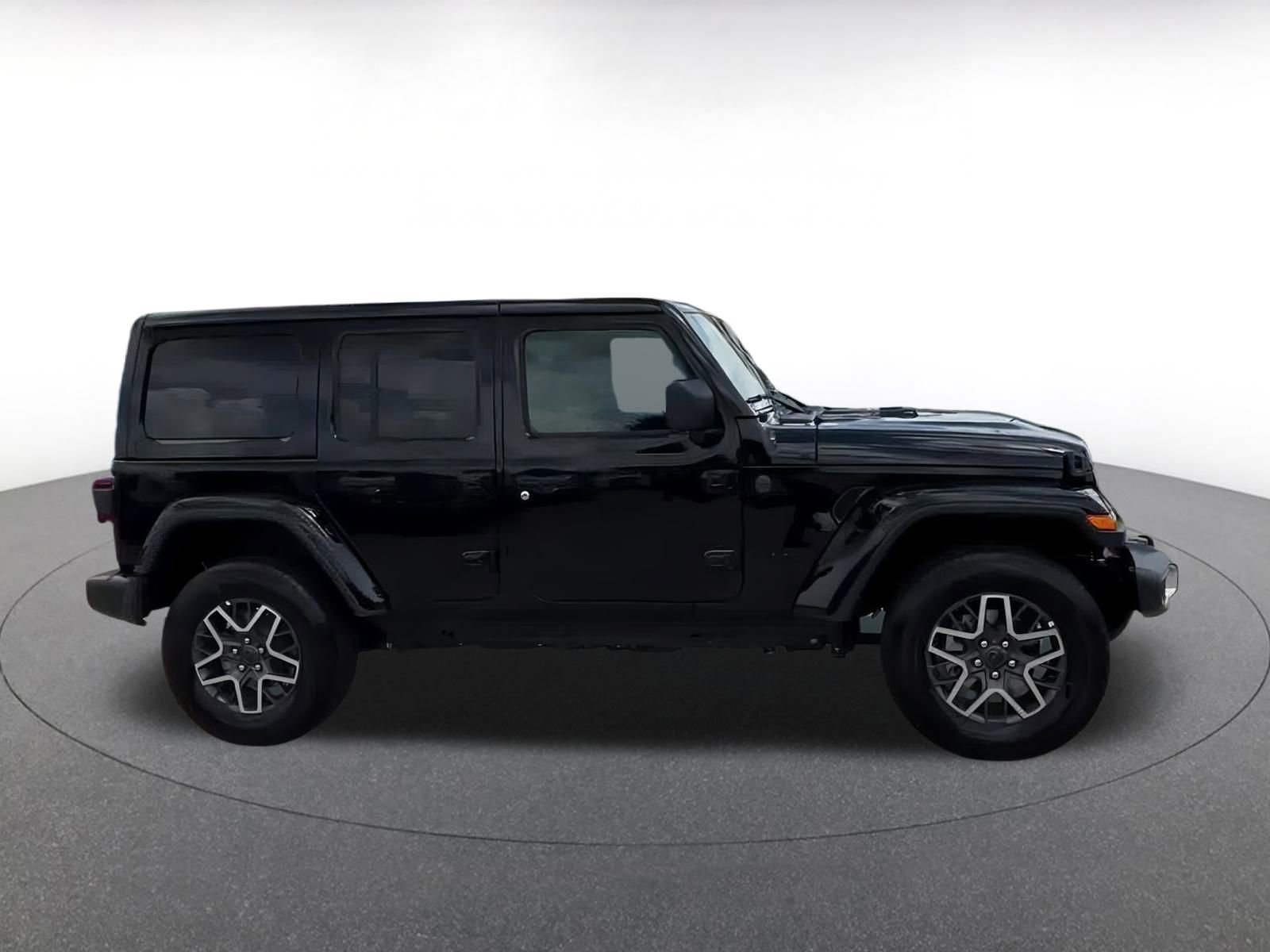 Used 2025 Jeep Wrangler Sahara image 12