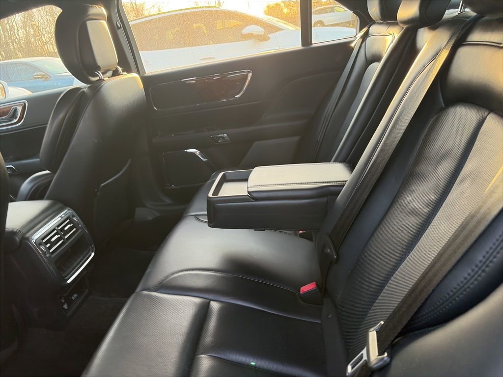 Used 2018 Lincoln Continental Select image 25