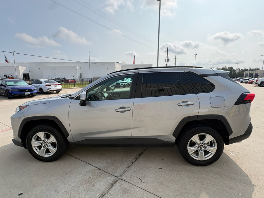 Used 2020 Toyota RAV4 XLE w/ Convenience Package FWD image 5