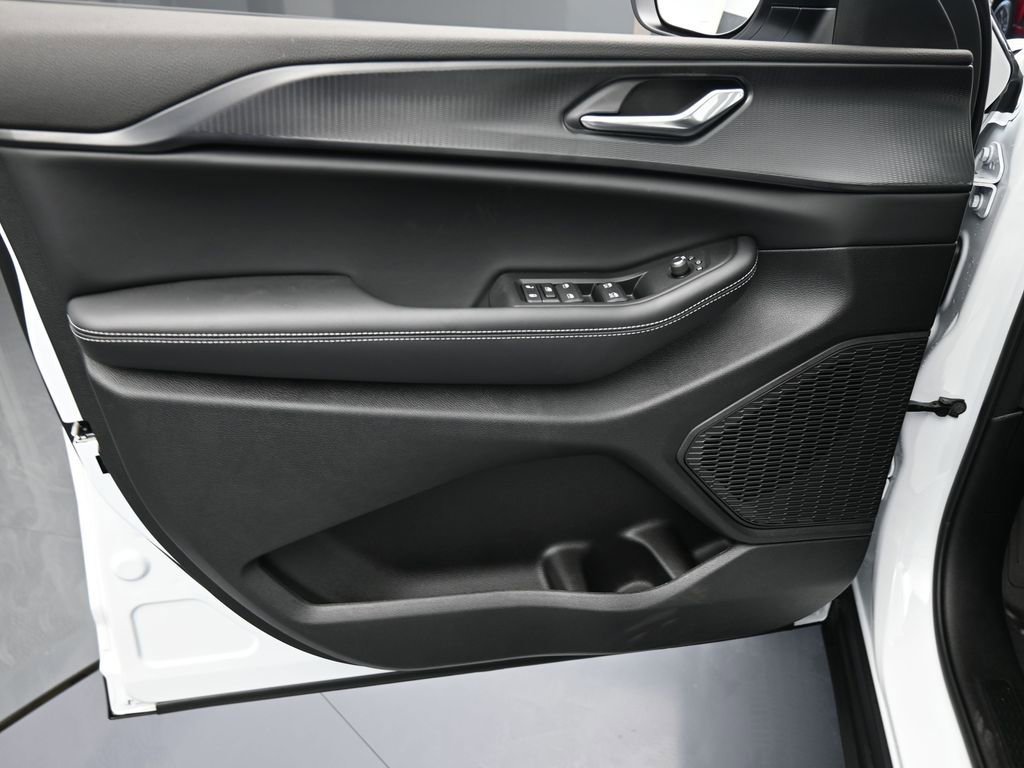 Used 2025 Jeep Grand Cherokee L Laredo image 3