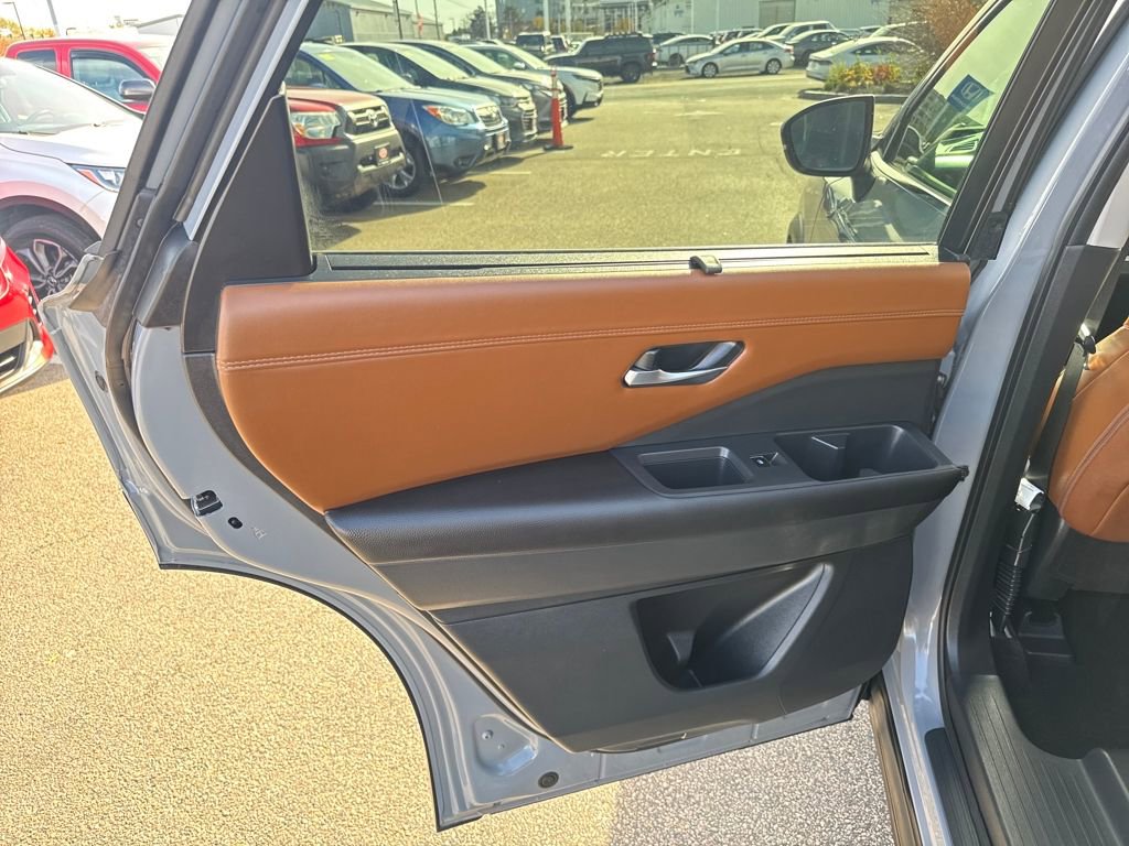 Used 2025 Nissan Pathfinder Platinum w/ Cargo Package image 39