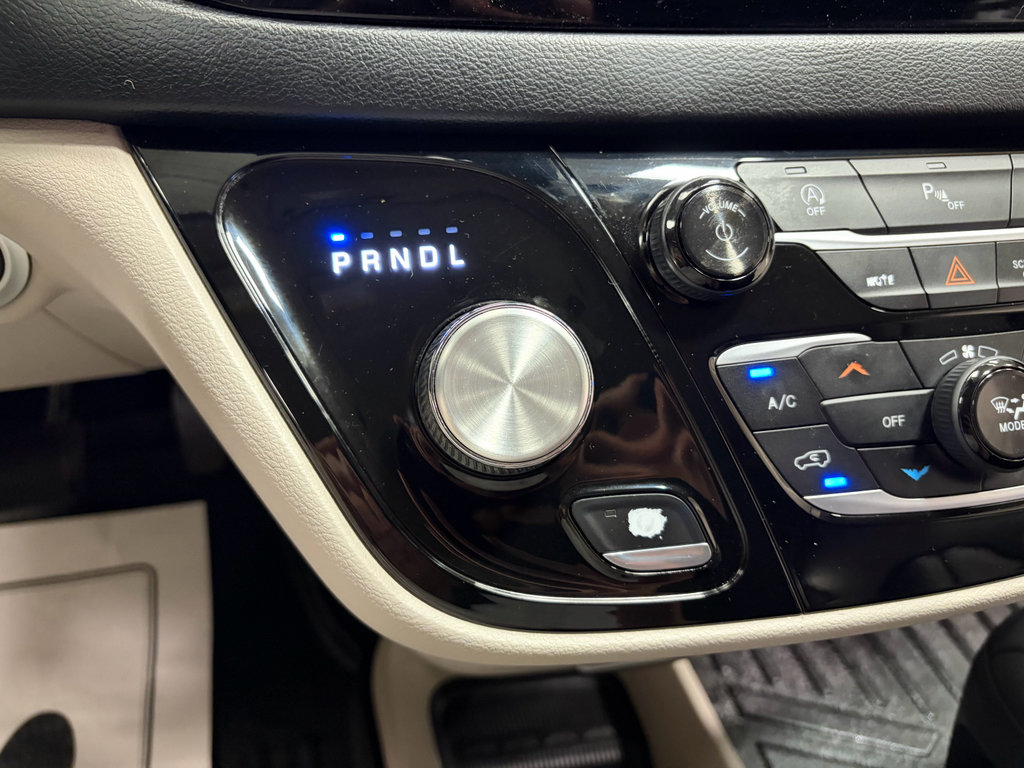 Used 2018 Chrysler Pacifica Touring-L Plus FWD image 22