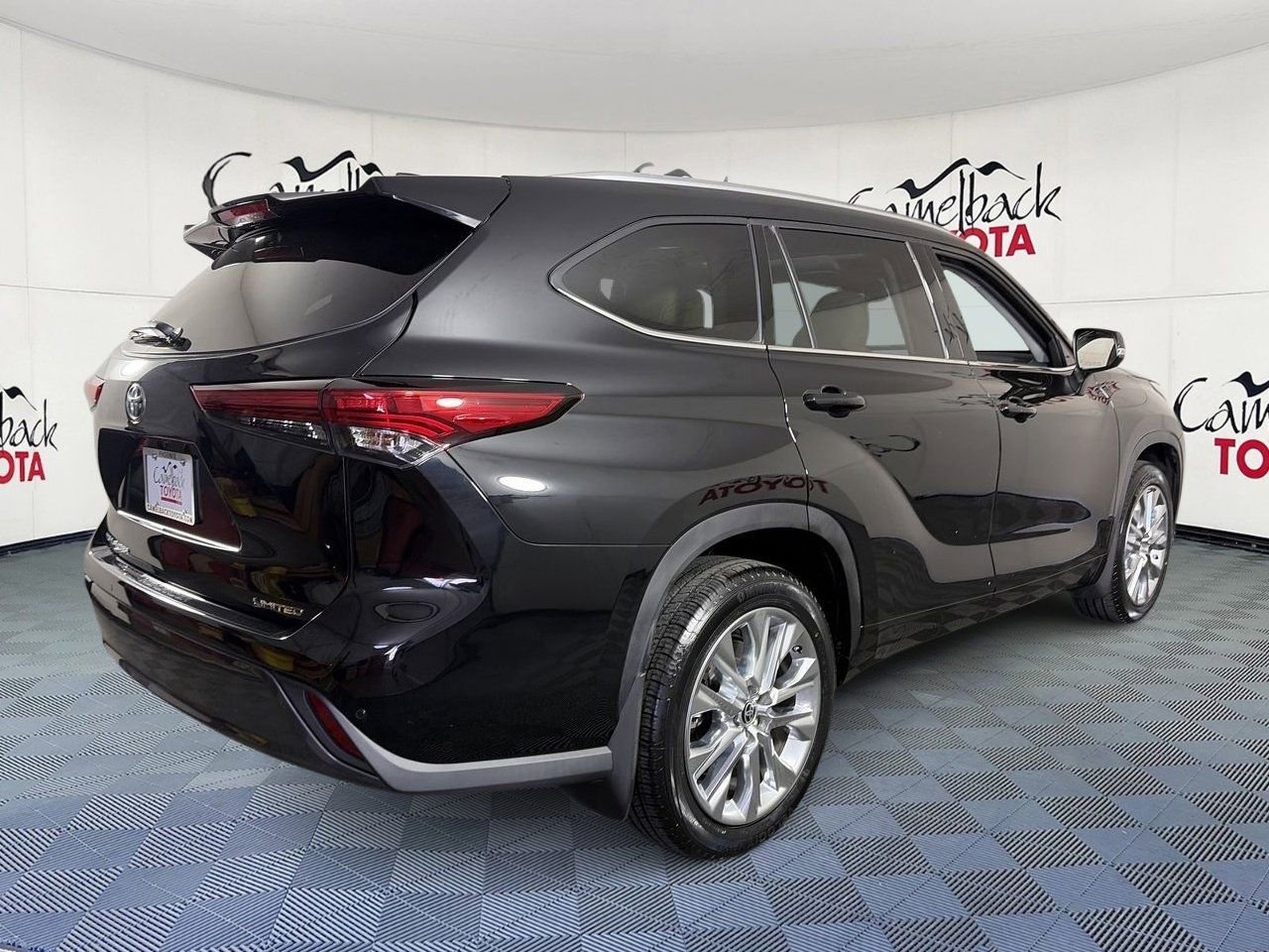 Used 2023 Toyota Highlander Limited FWD image 7