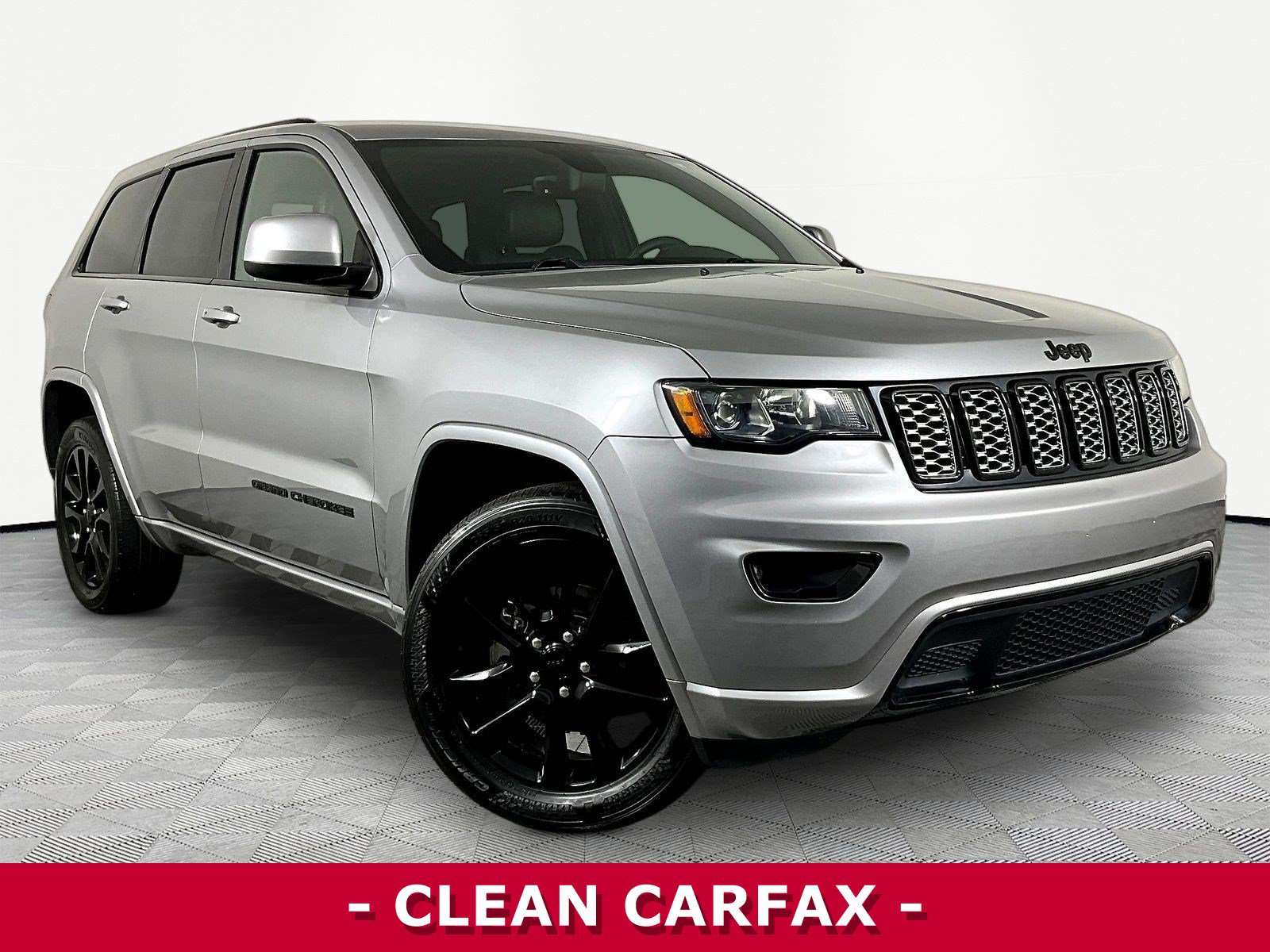 Used 2018 Jeep Grand Cherokee Altitude AWD/4WD image 3