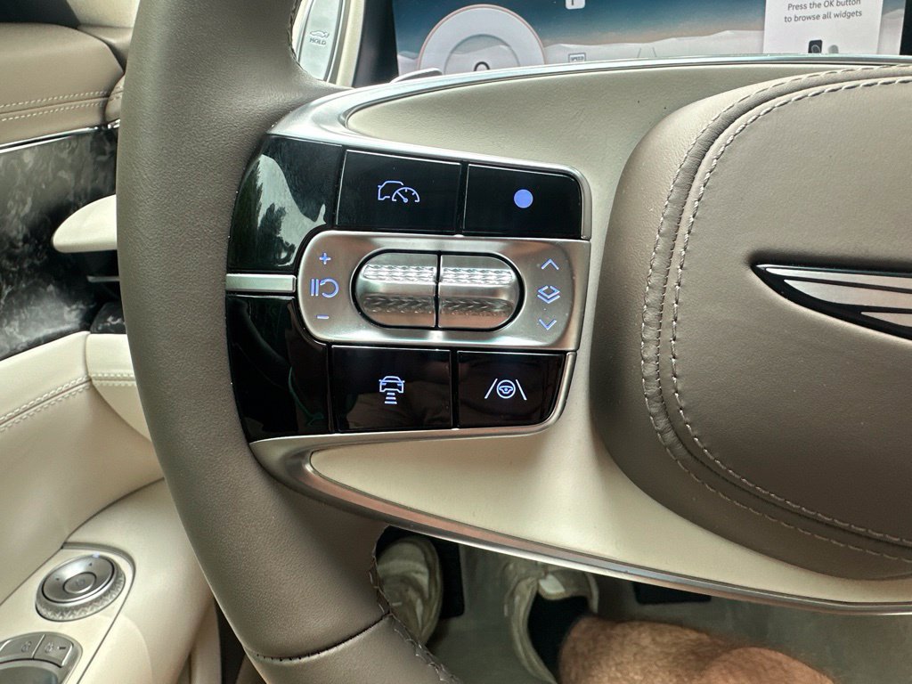 Used 2025 Genesis G90 3.5T AWD/4WD image 13
