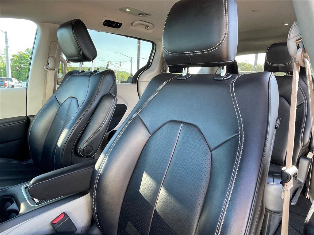 Used 2024 Chrysler Pacifica Touring-L FWD image 20