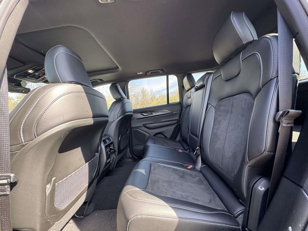 Used 2025 Jeep Grand Cherokee Altitude AWD/4WD image 16