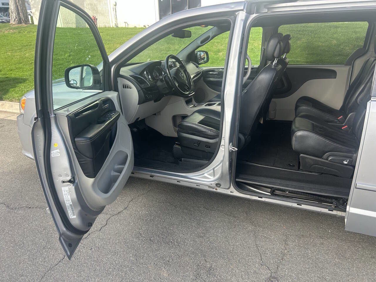 Used 2017 Dodge Grand Caravan SXT image 4