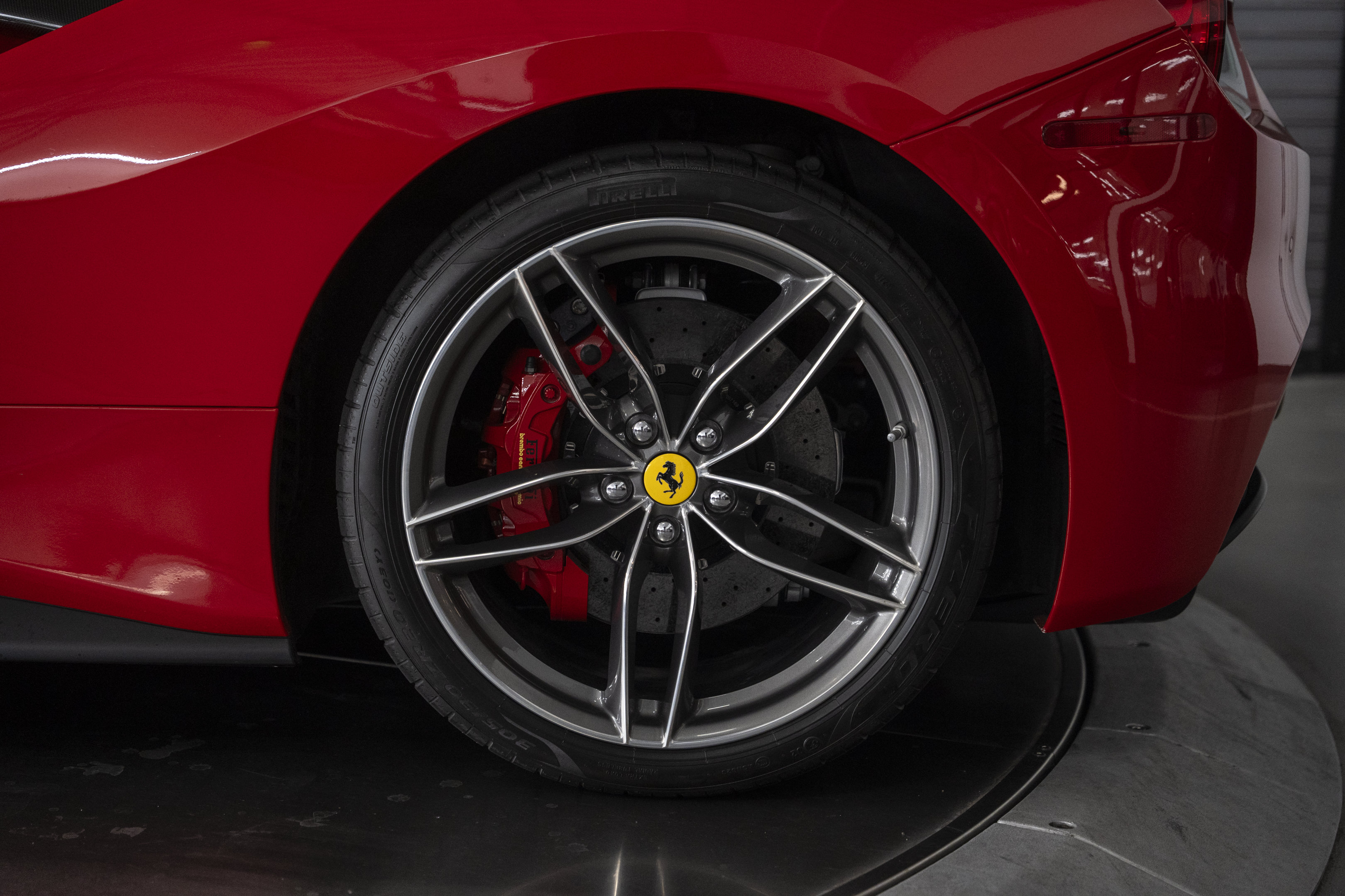 Used 2018 Ferrari 488 GTB RWD image 19