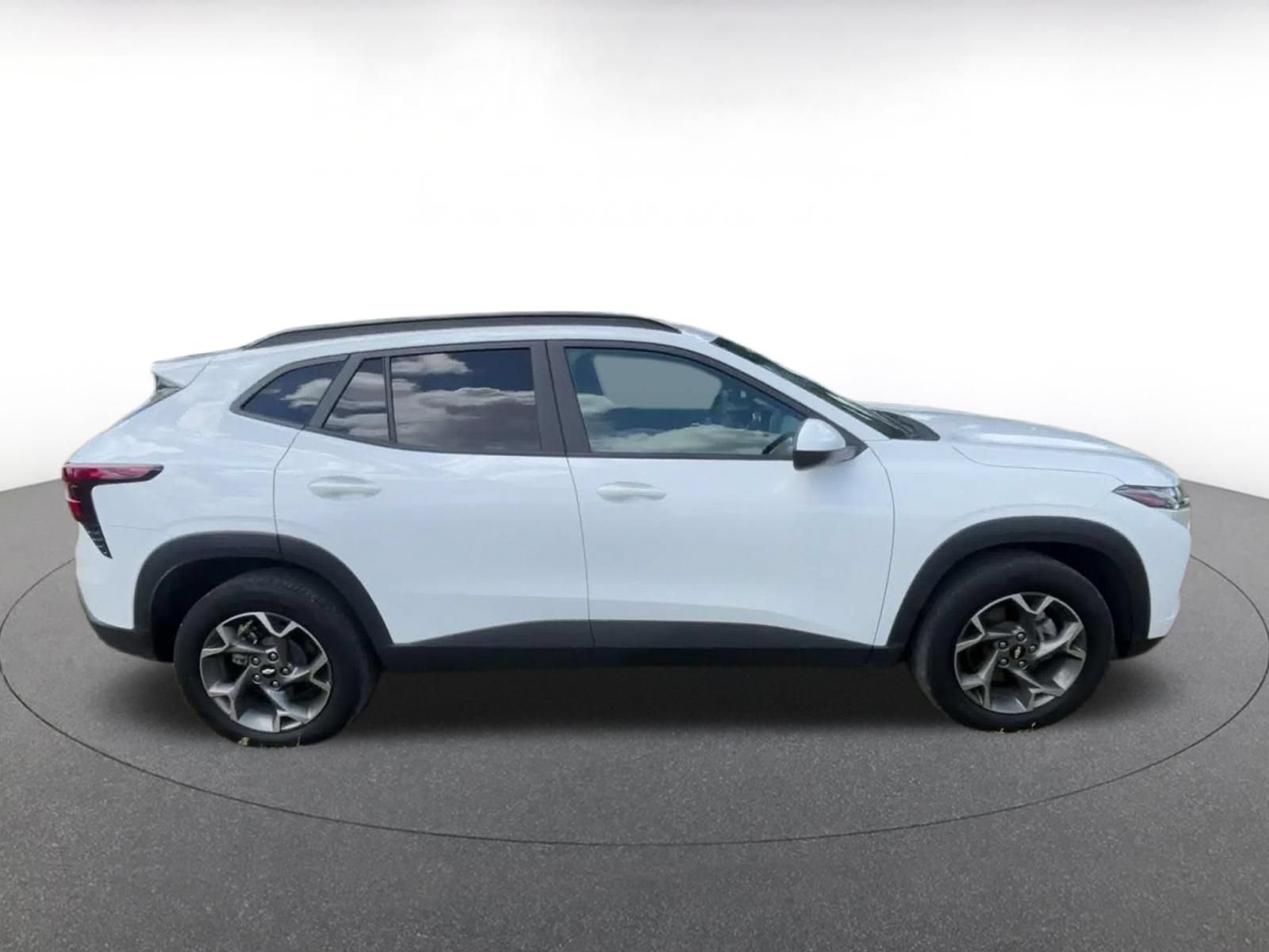 Used 2025 Chevrolet Trax LT FWD image 15
