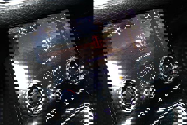 Used 2018 Land Rover Range Rover Velar R-Dynamic SE image 18