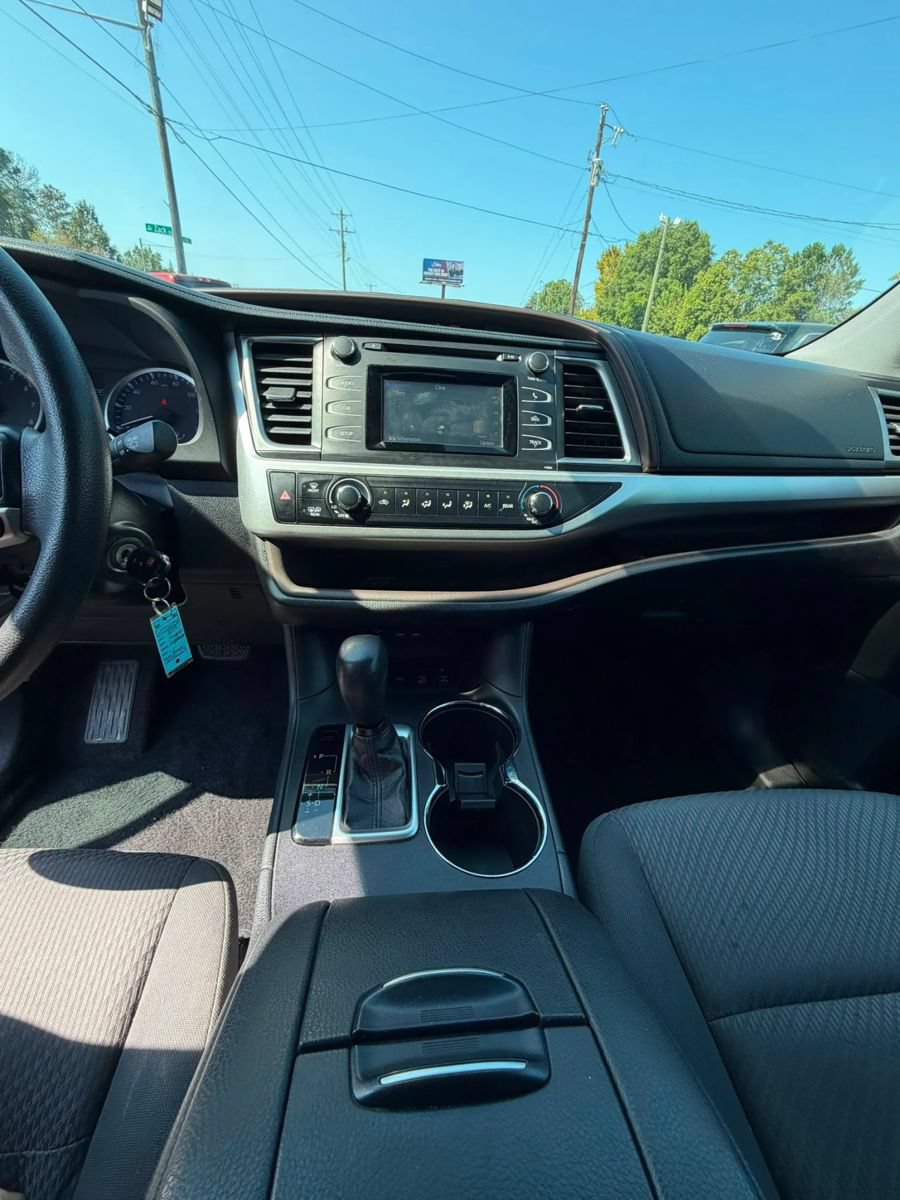 Used 2019 Toyota Highlander LE AWD/4WD image 11