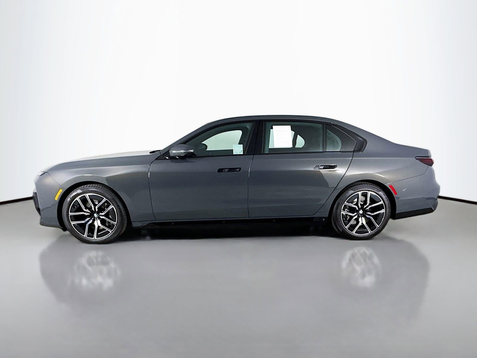 Used 2025 BMW 760i xDrive image 4