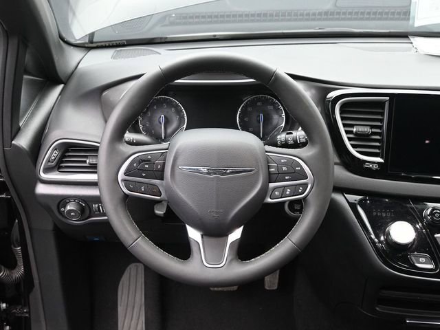 Used 2025 Chrysler Pacifica Select FWD image 27