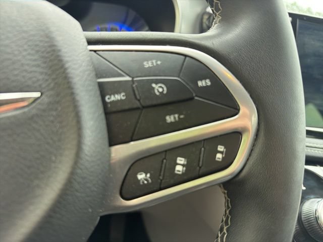 Used 2023 Chrysler Pacifica Touring-L AWD/4WD image 25
