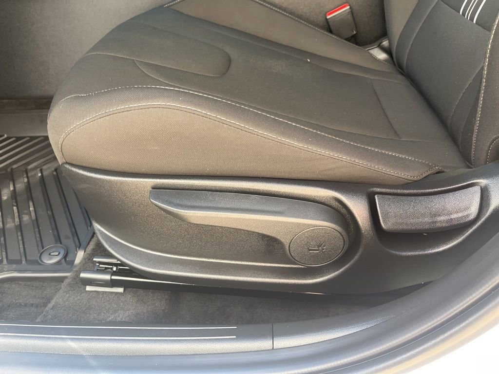 Used 2025 Hyundai Elantra SEL image 19