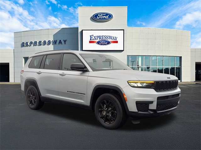 Used 2024 Jeep Grand Cherokee L Laredo image 4