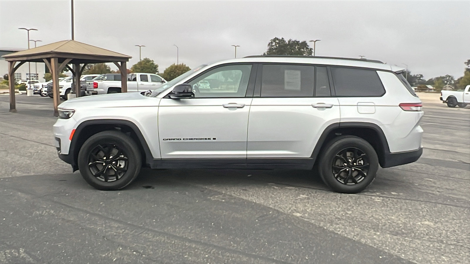Used 2024 Jeep Grand Cherokee L Laredo image 6