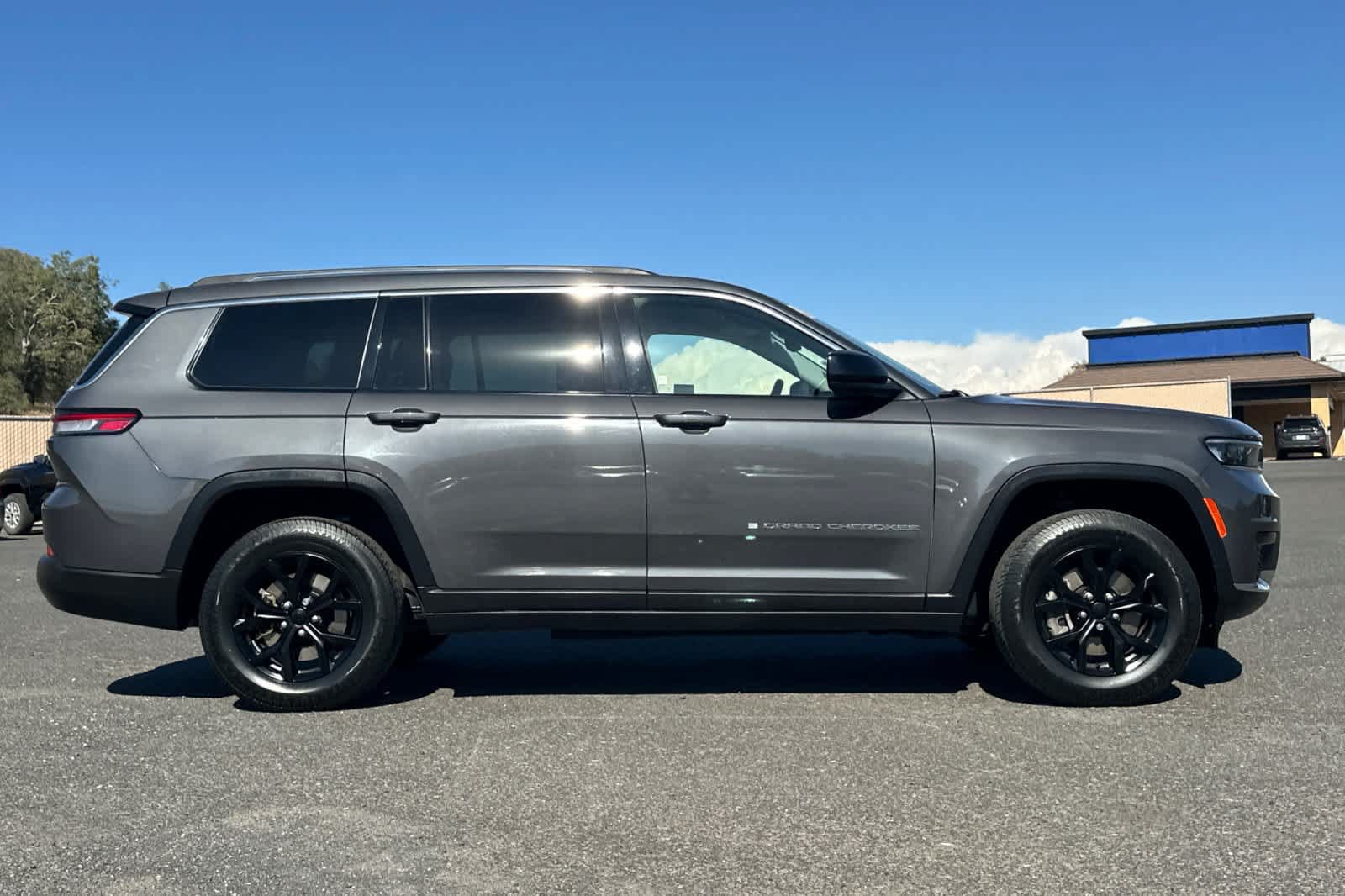 Used 2022 Jeep Grand Cherokee L Laredo w/ Luxury Tech Group I AWD/4WD image 2