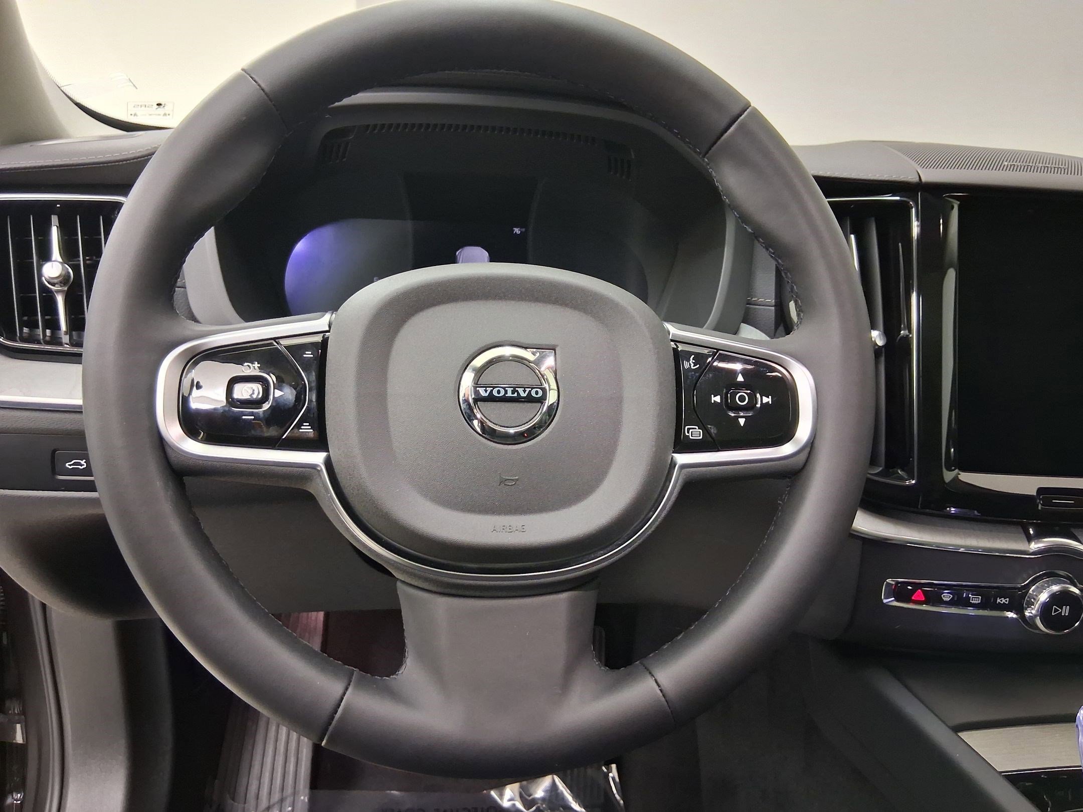 Used 2025 Volvo XC60 T8 Ultra w/ Protection Package Premier AWD/4WD image 16