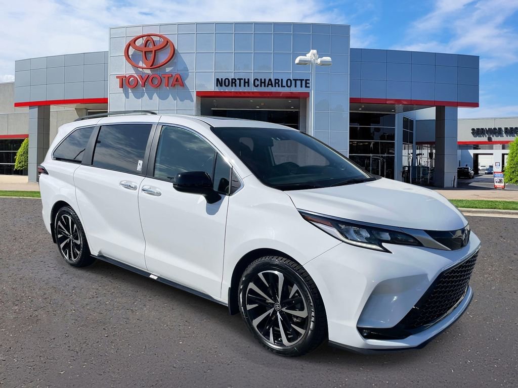 Used 2023 Toyota Sienna XSE w/ XSE Plus Package image 3