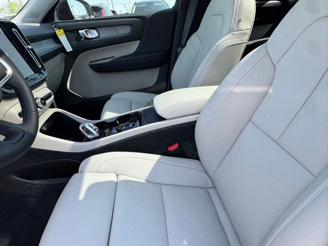 New 2025 Volvo XC40 B5 Plus w/ Protection Package Premier AWD/4WD image 15