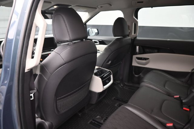 Used 2024 Kia Carnival EX FWD image 2